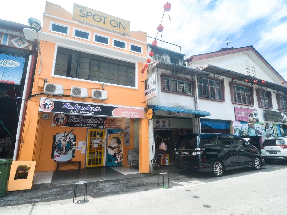 Spot On 89886 Backpacker'S Stay Services Кучинг Экстерьер фото