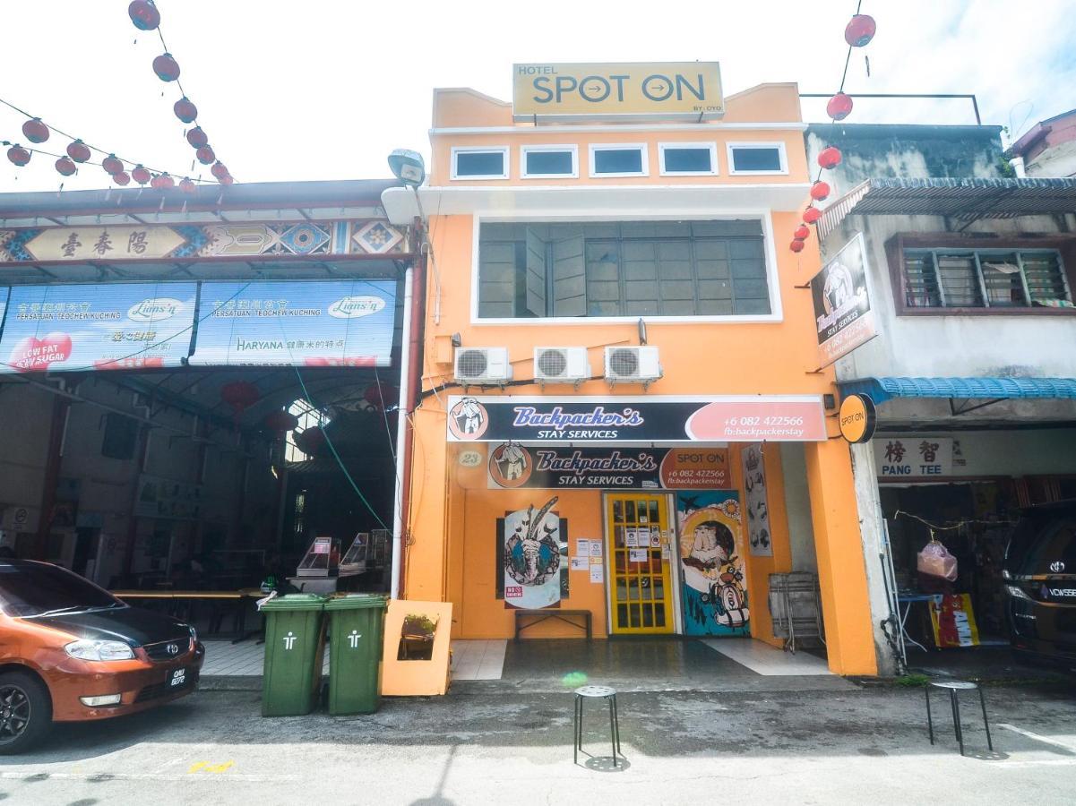 Spot On 89886 Backpacker'S Stay Services Кучинг Экстерьер фото
