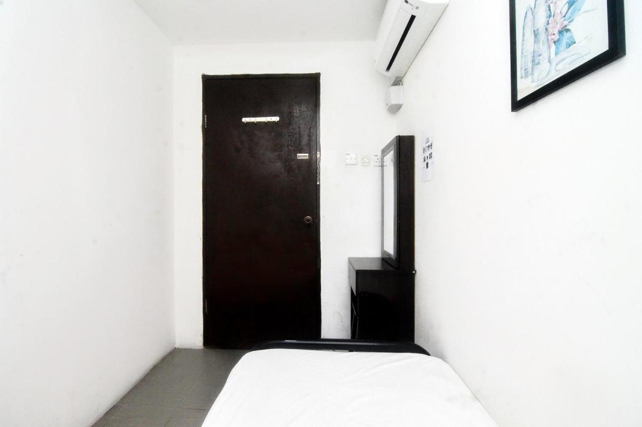 Spot On 89886 Backpacker'S Stay Services Кучинг Экстерьер фото