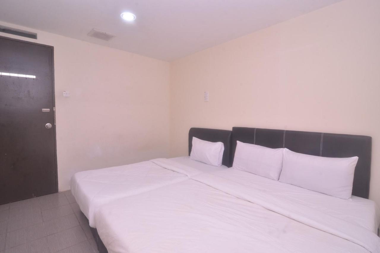 Spot On 89886 Backpacker'S Stay Services Кучинг Экстерьер фото