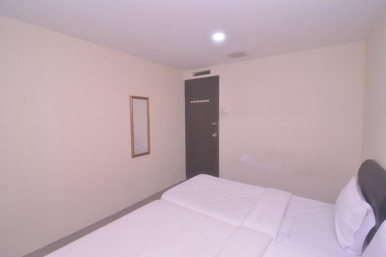 Spot On 89886 Backpacker'S Stay Services Кучинг Экстерьер фото