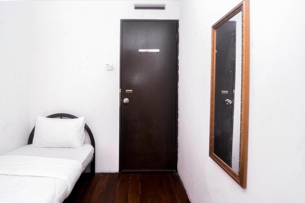 Spot On 89886 Backpacker'S Stay Services Кучинг Экстерьер фото