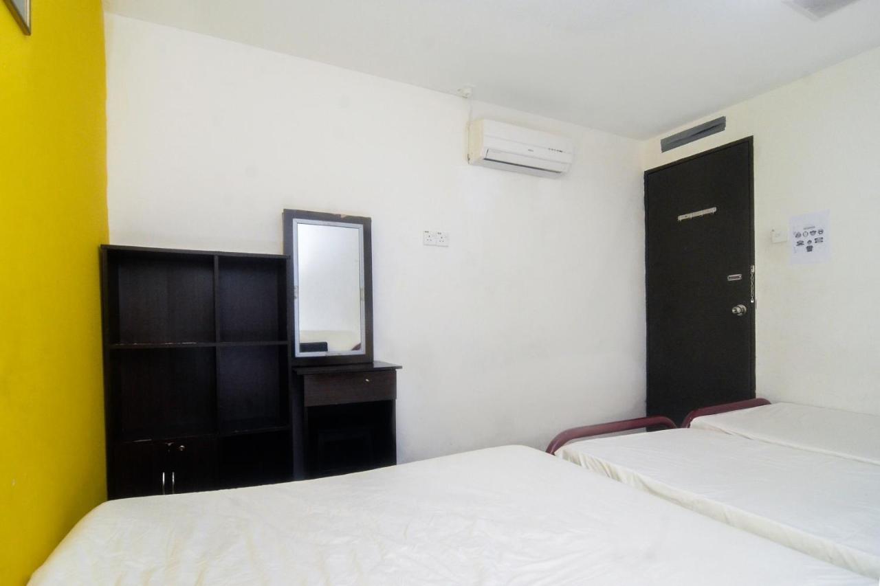 Spot On 89886 Backpacker'S Stay Services Кучинг Экстерьер фото