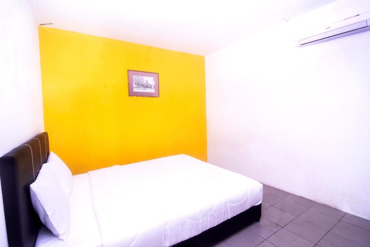 Spot On 89886 Backpacker'S Stay Services Кучинг Экстерьер фото