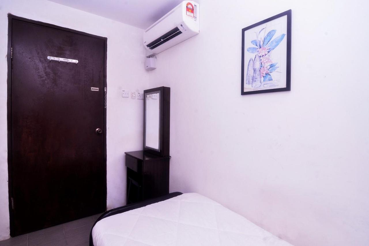 Spot On 89886 Backpacker'S Stay Services Кучинг Экстерьер фото