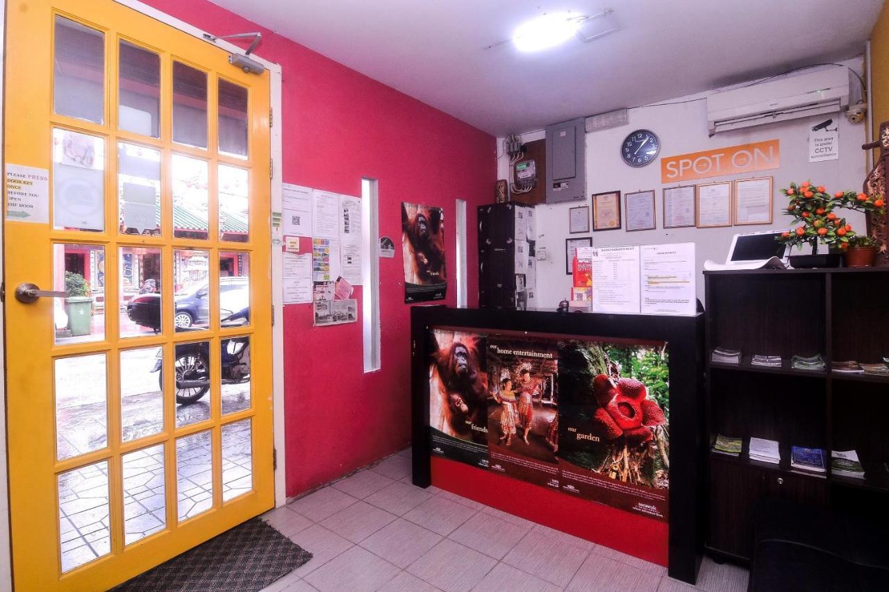 Spot On 89886 Backpacker'S Stay Services Кучинг Экстерьер фото