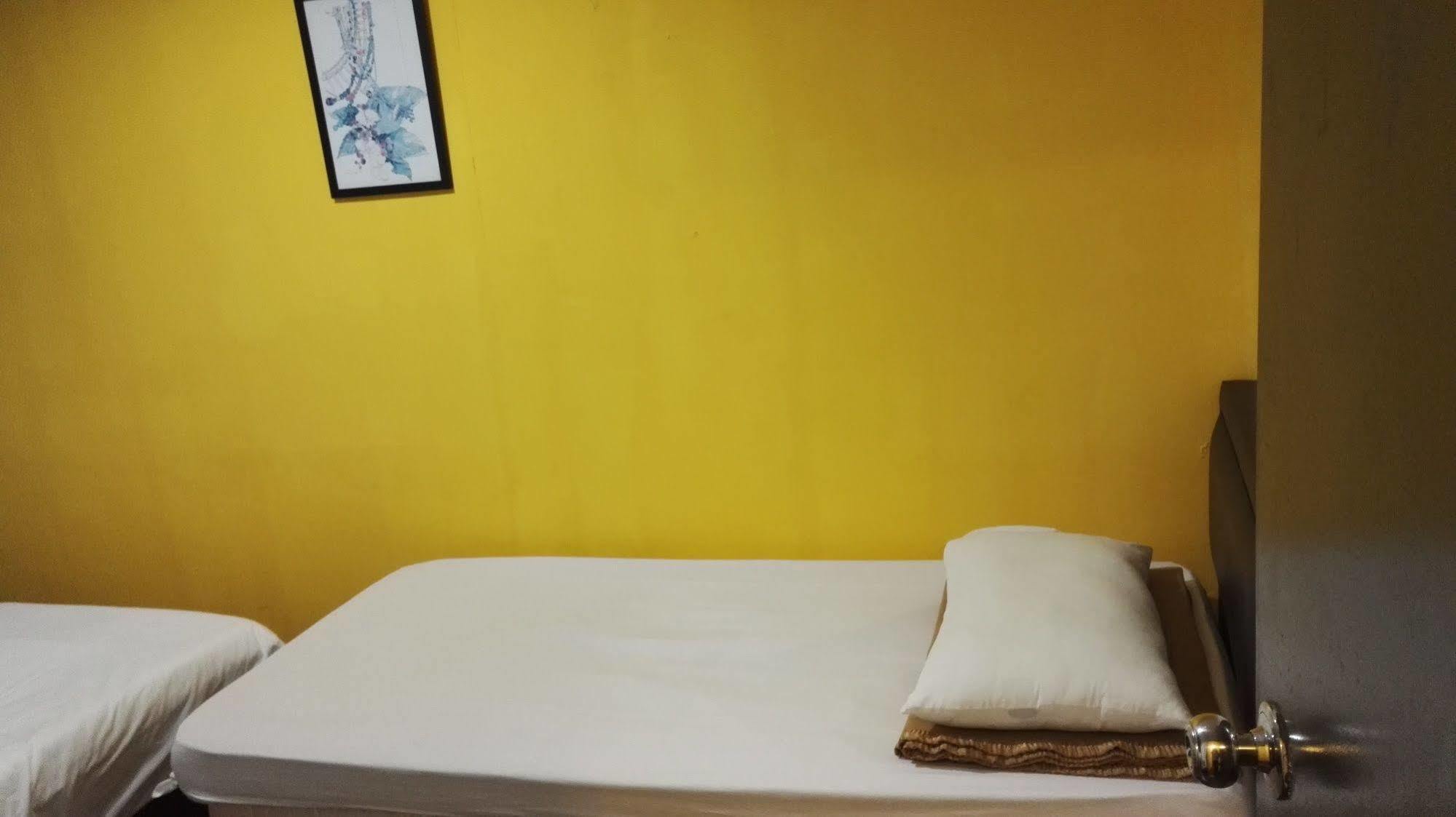 Spot On 89886 Backpacker'S Stay Services Кучинг Экстерьер фото