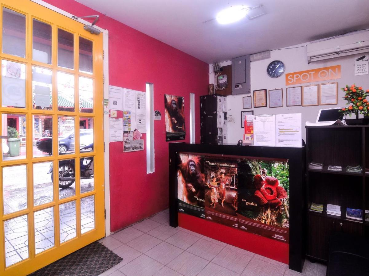 Spot On 89886 Backpacker'S Stay Services Кучинг Экстерьер фото