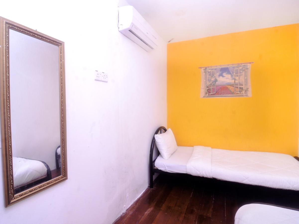 Spot On 89886 Backpacker'S Stay Services Кучинг Экстерьер фото