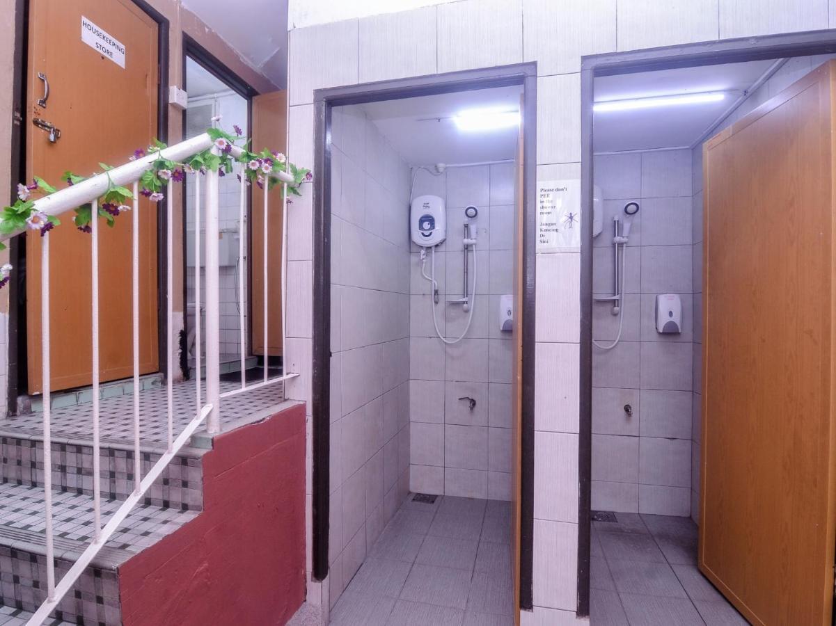Spot On 89886 Backpacker'S Stay Services Кучинг Экстерьер фото